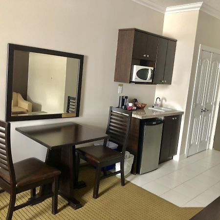 Ramada By Wyndham Cold Lake Екстериор снимка