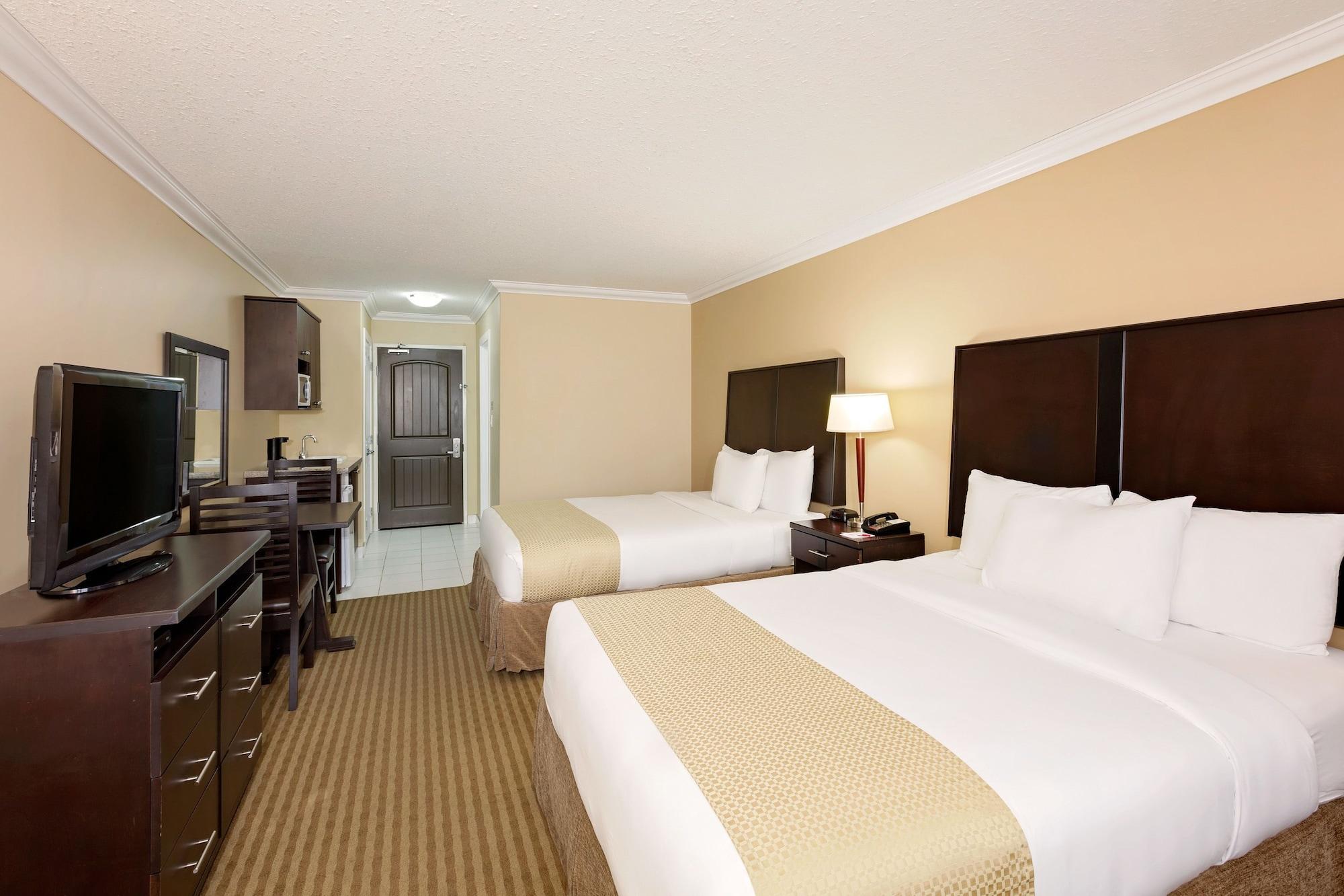 Ramada By Wyndham Cold Lake Екстериор снимка