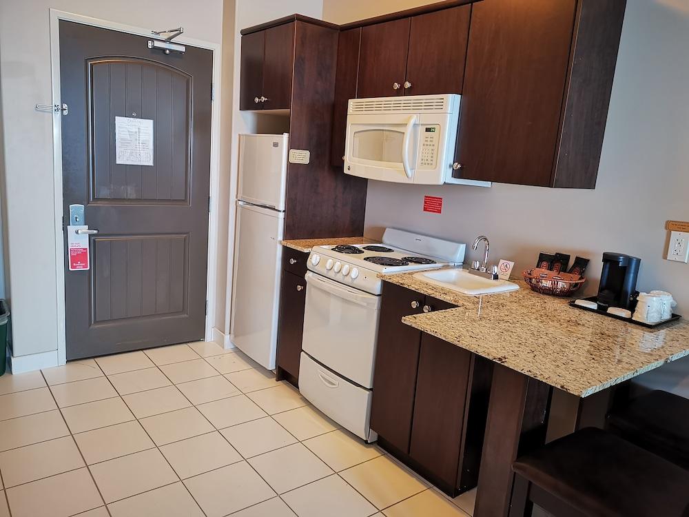 Ramada By Wyndham Cold Lake Екстериор снимка