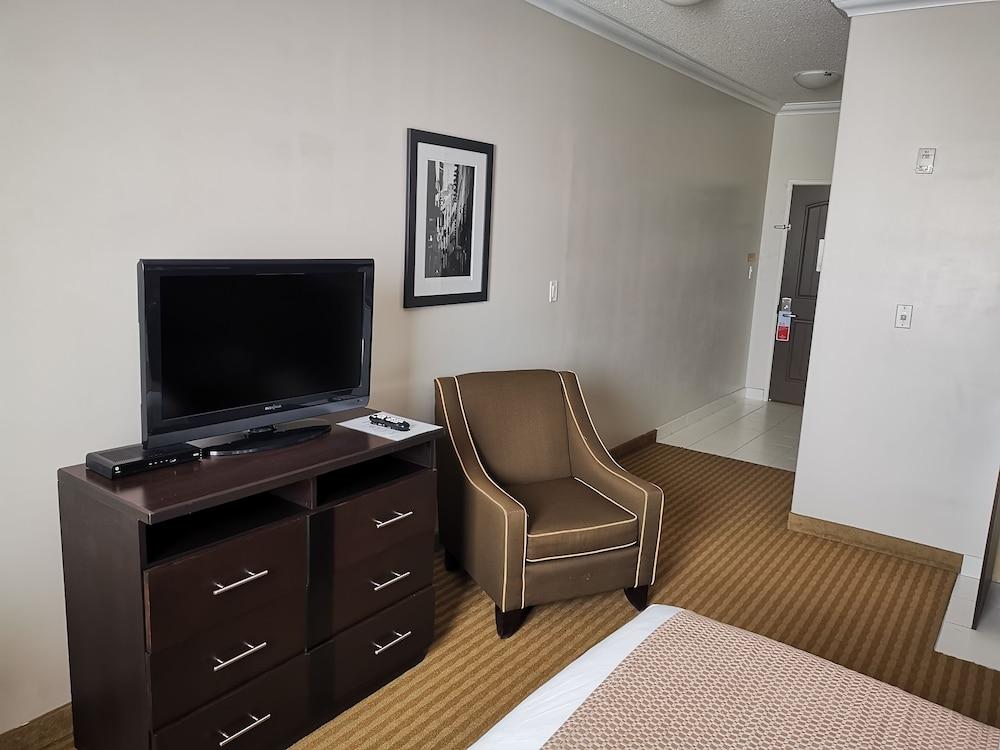 Ramada By Wyndham Cold Lake Екстериор снимка