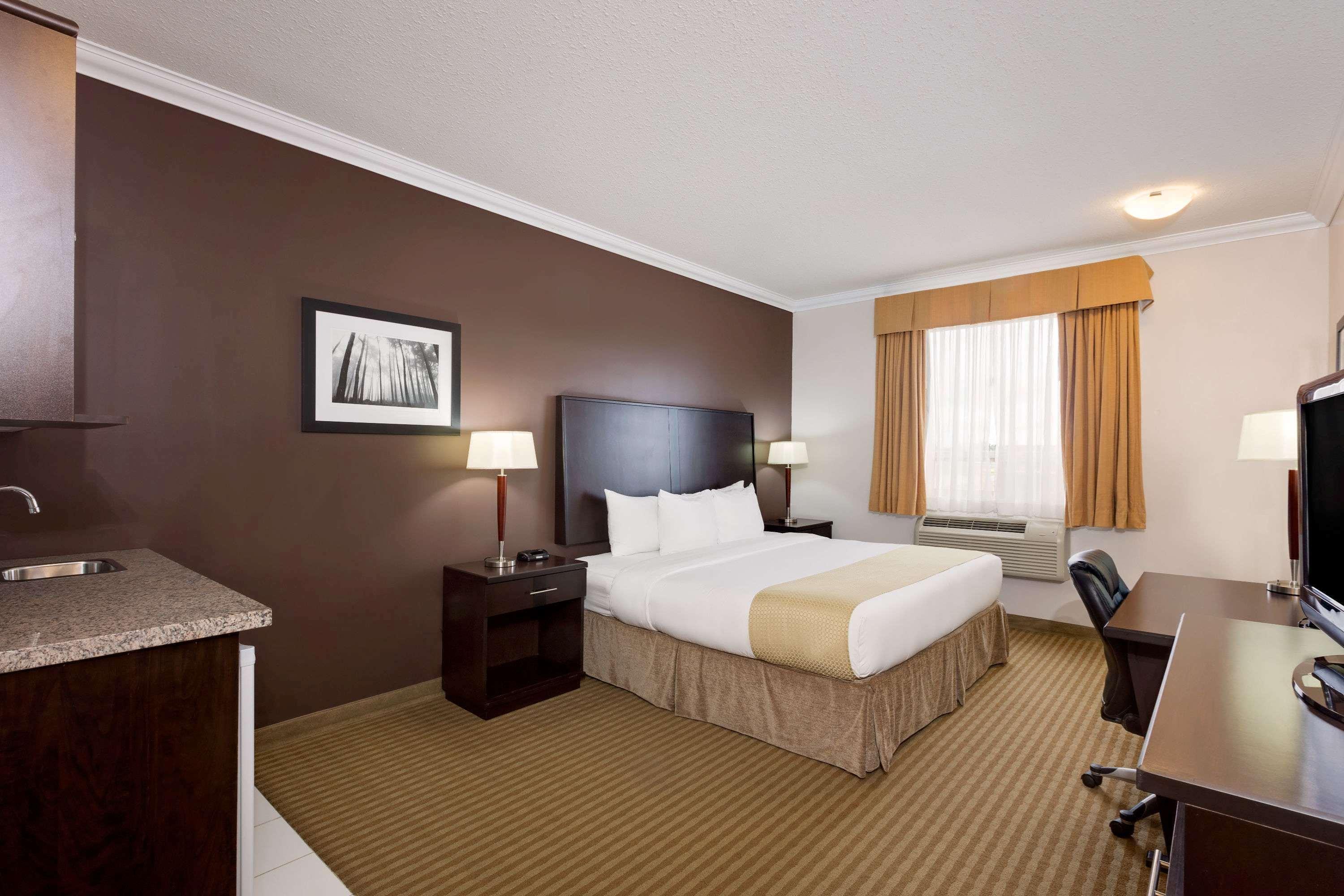 Ramada By Wyndham Cold Lake Екстериор снимка