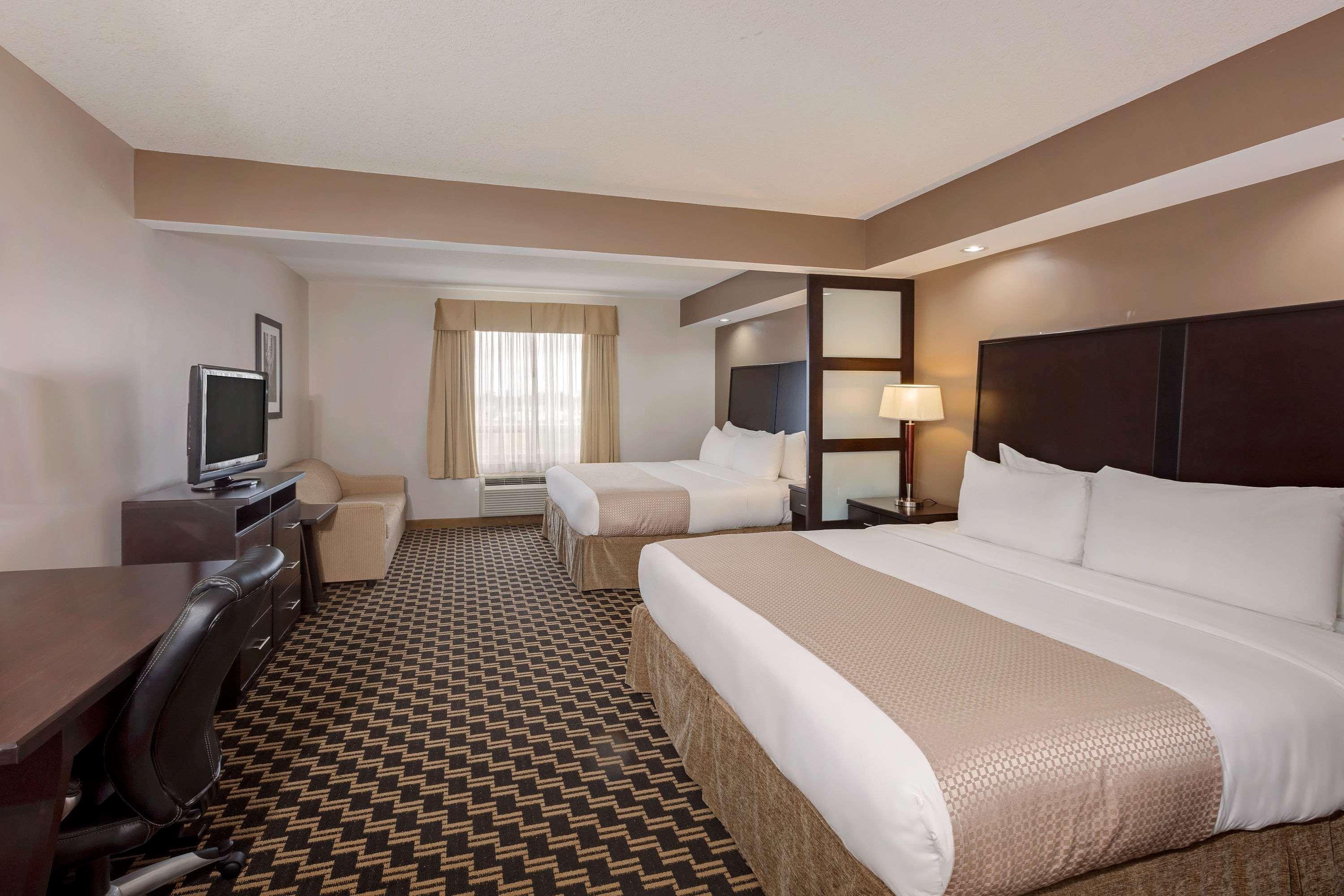 Ramada By Wyndham Cold Lake Екстериор снимка
