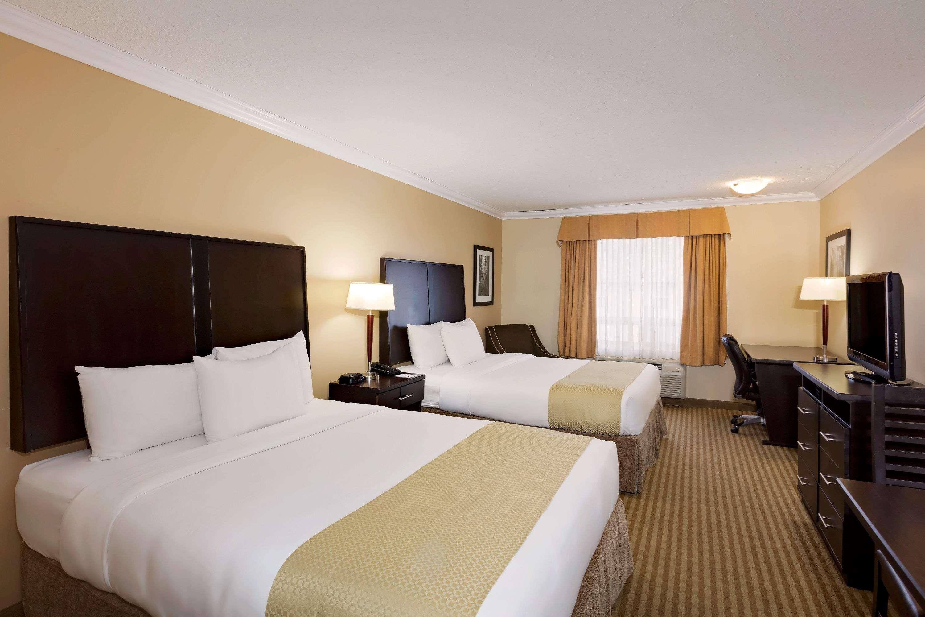 Ramada By Wyndham Cold Lake Екстериор снимка