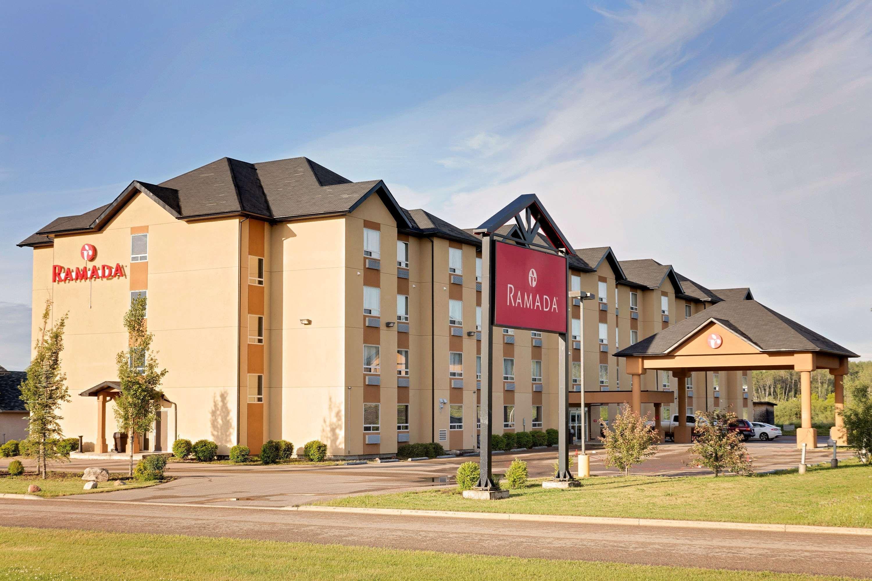 Ramada By Wyndham Cold Lake Екстериор снимка
