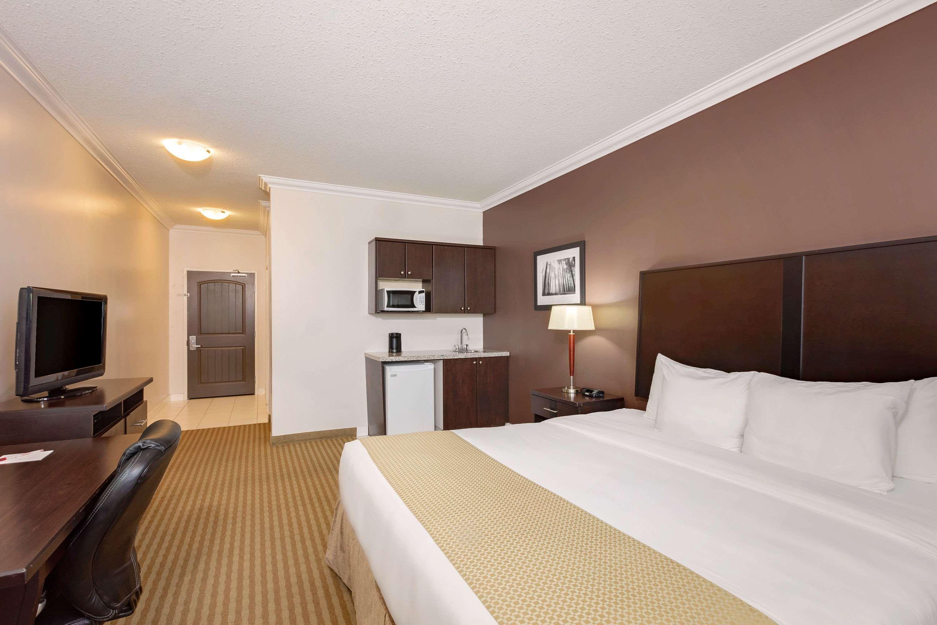 Ramada By Wyndham Cold Lake Екстериор снимка