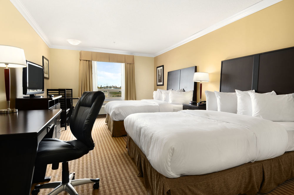 Ramada By Wyndham Cold Lake Екстериор снимка