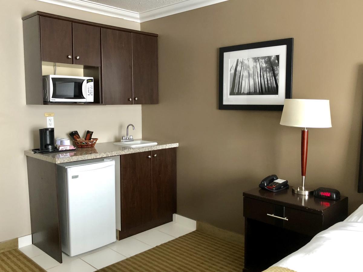 Ramada By Wyndham Cold Lake Екстериор снимка