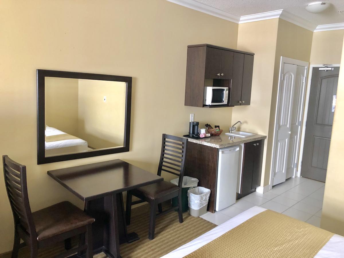 Ramada By Wyndham Cold Lake Екстериор снимка