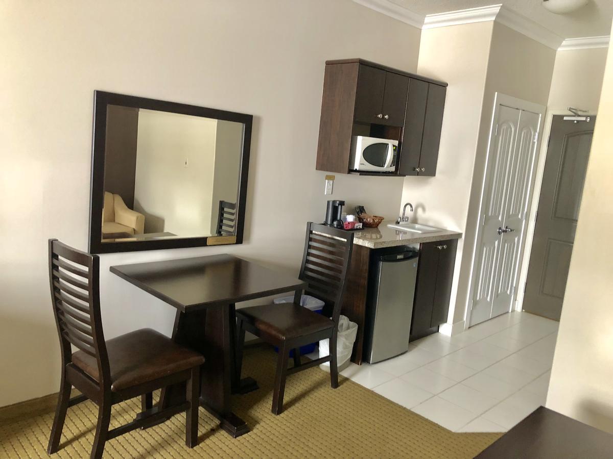 Ramada By Wyndham Cold Lake Екстериор снимка