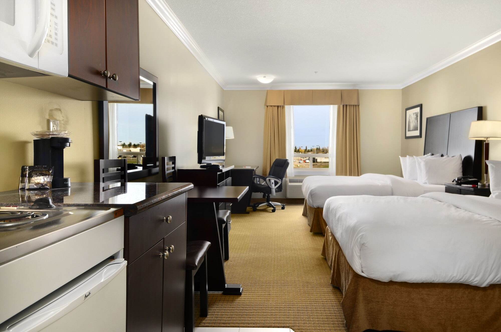 Ramada By Wyndham Cold Lake Екстериор снимка