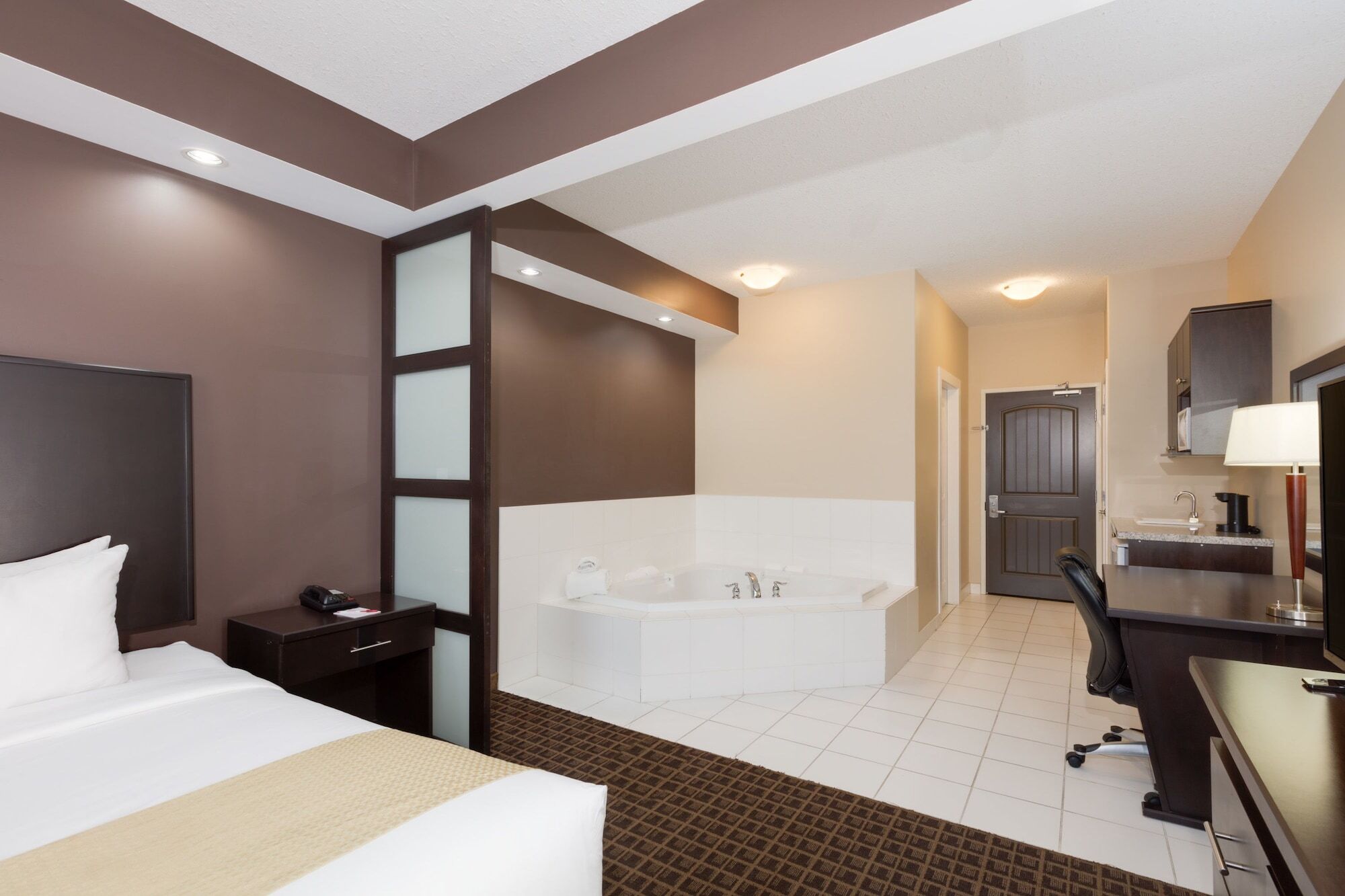 Ramada By Wyndham Cold Lake Екстериор снимка