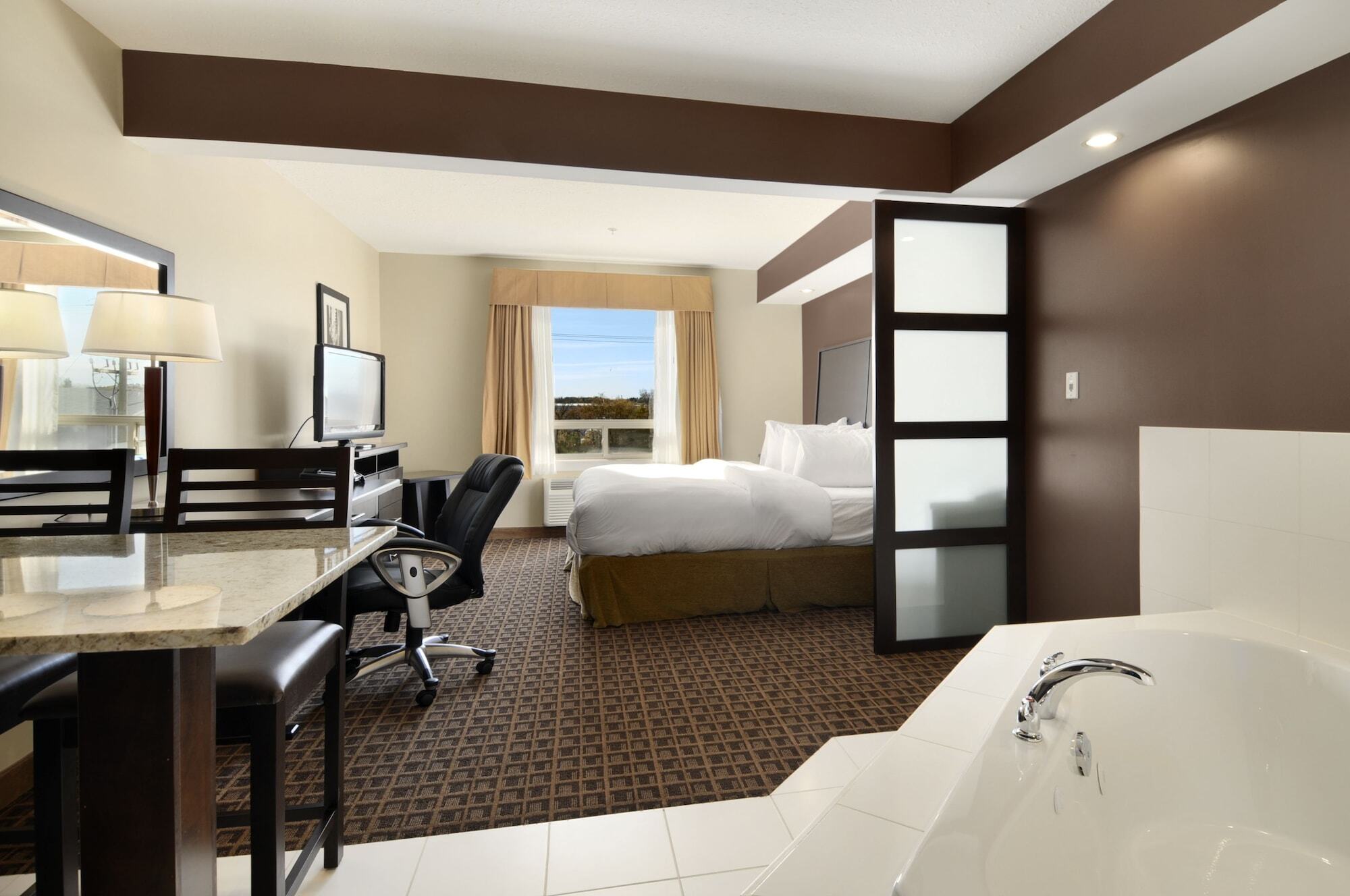 Ramada By Wyndham Cold Lake Екстериор снимка