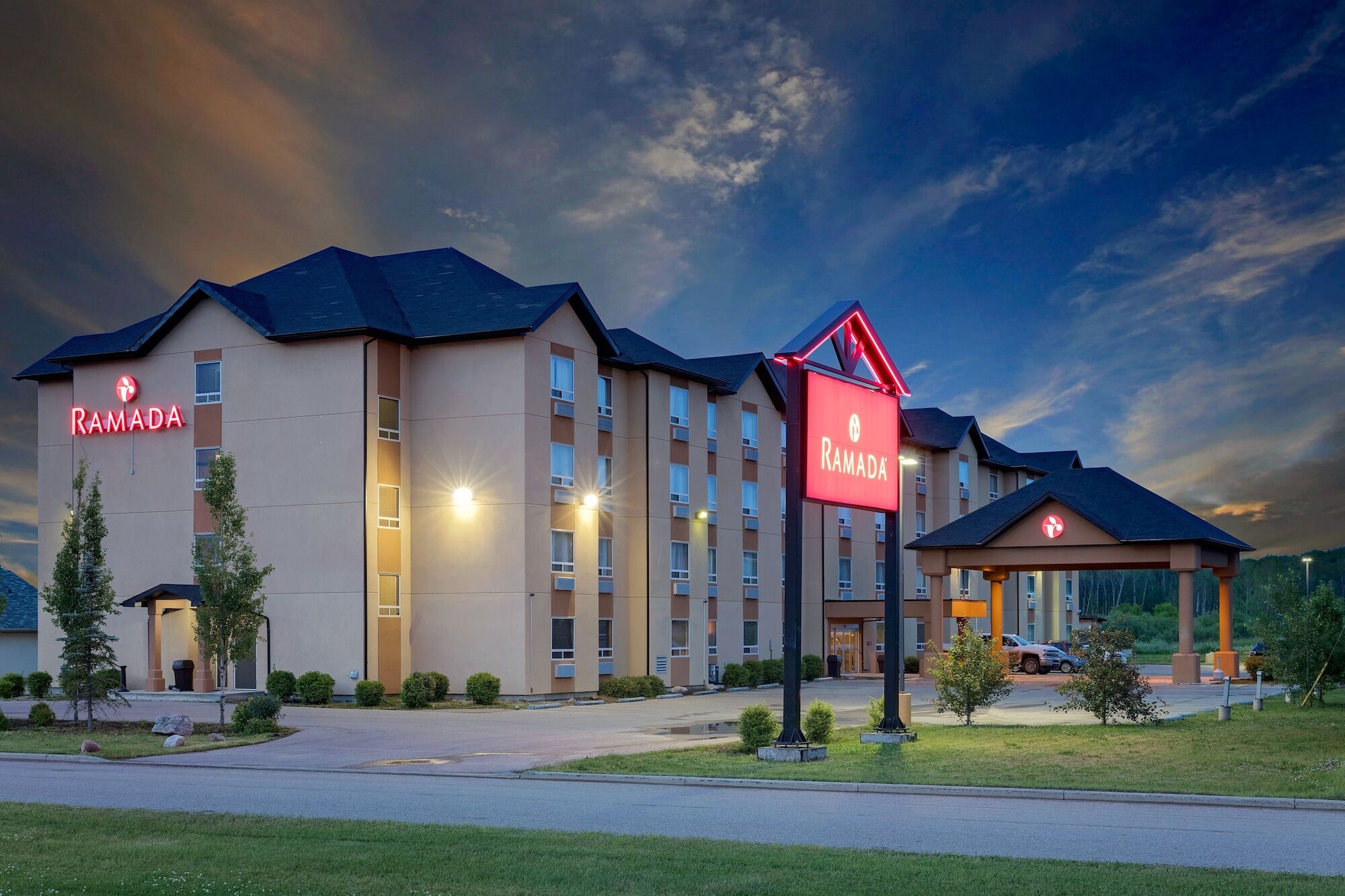 Ramada By Wyndham Cold Lake Екстериор снимка