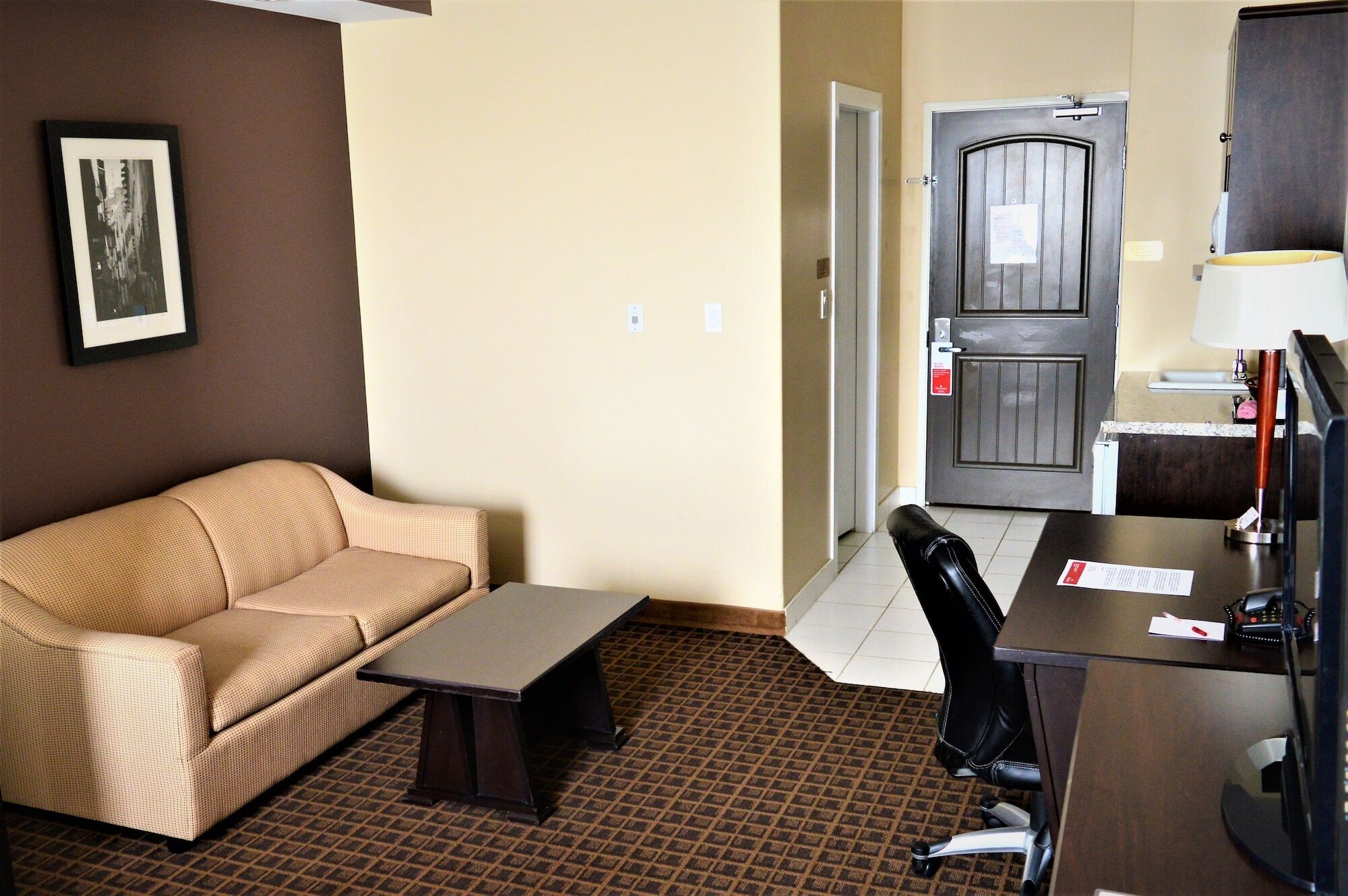 Ramada By Wyndham Cold Lake Екстериор снимка