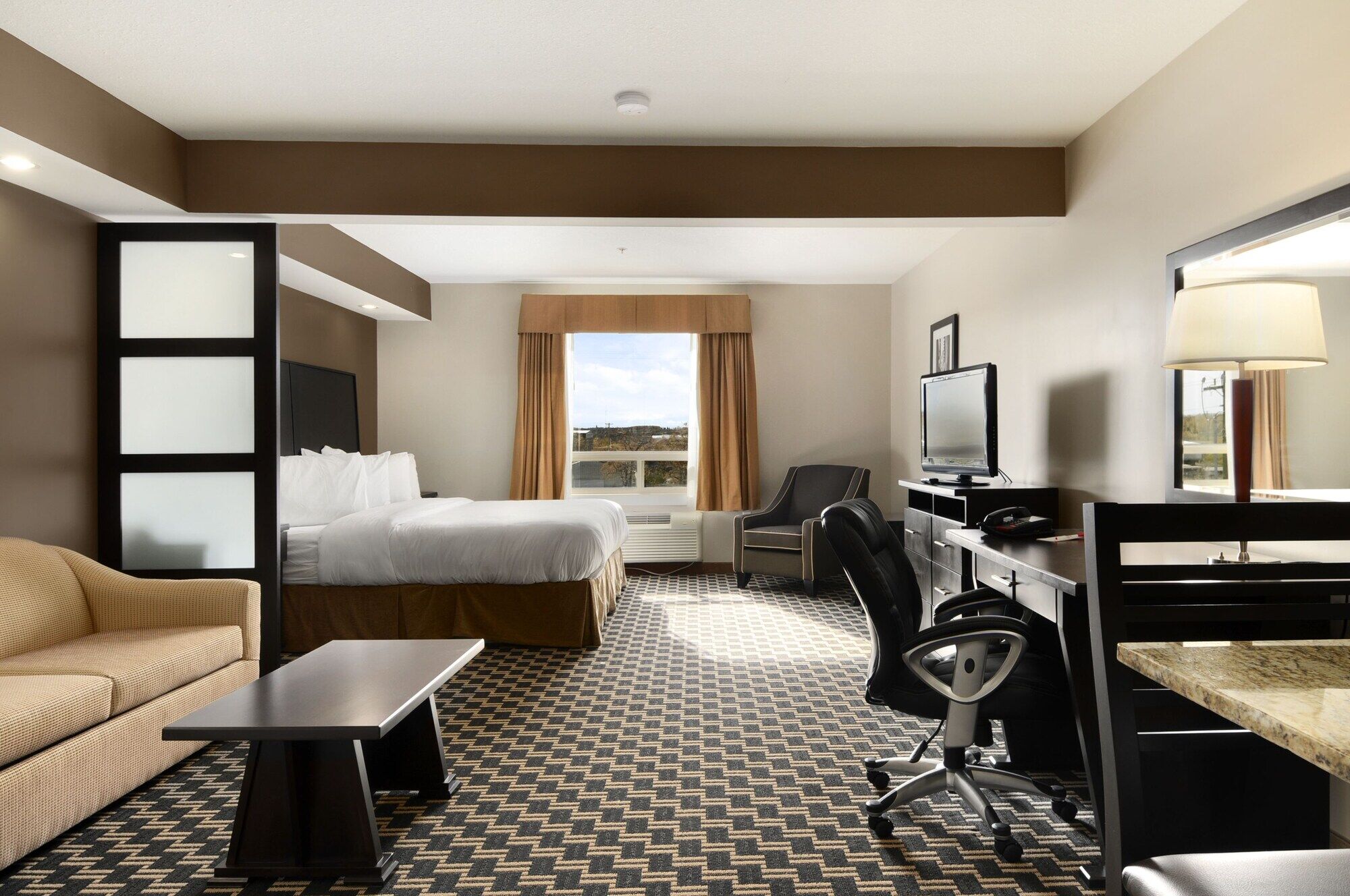 Ramada By Wyndham Cold Lake Екстериор снимка
